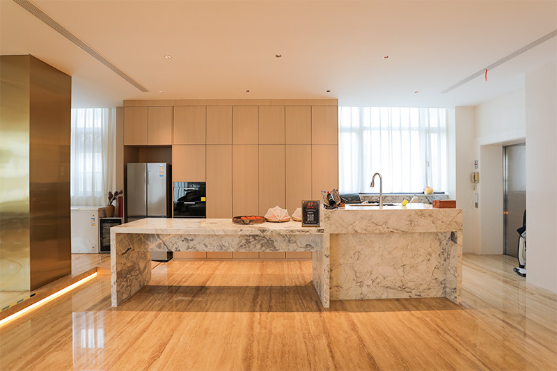 Tisch der Küche Island